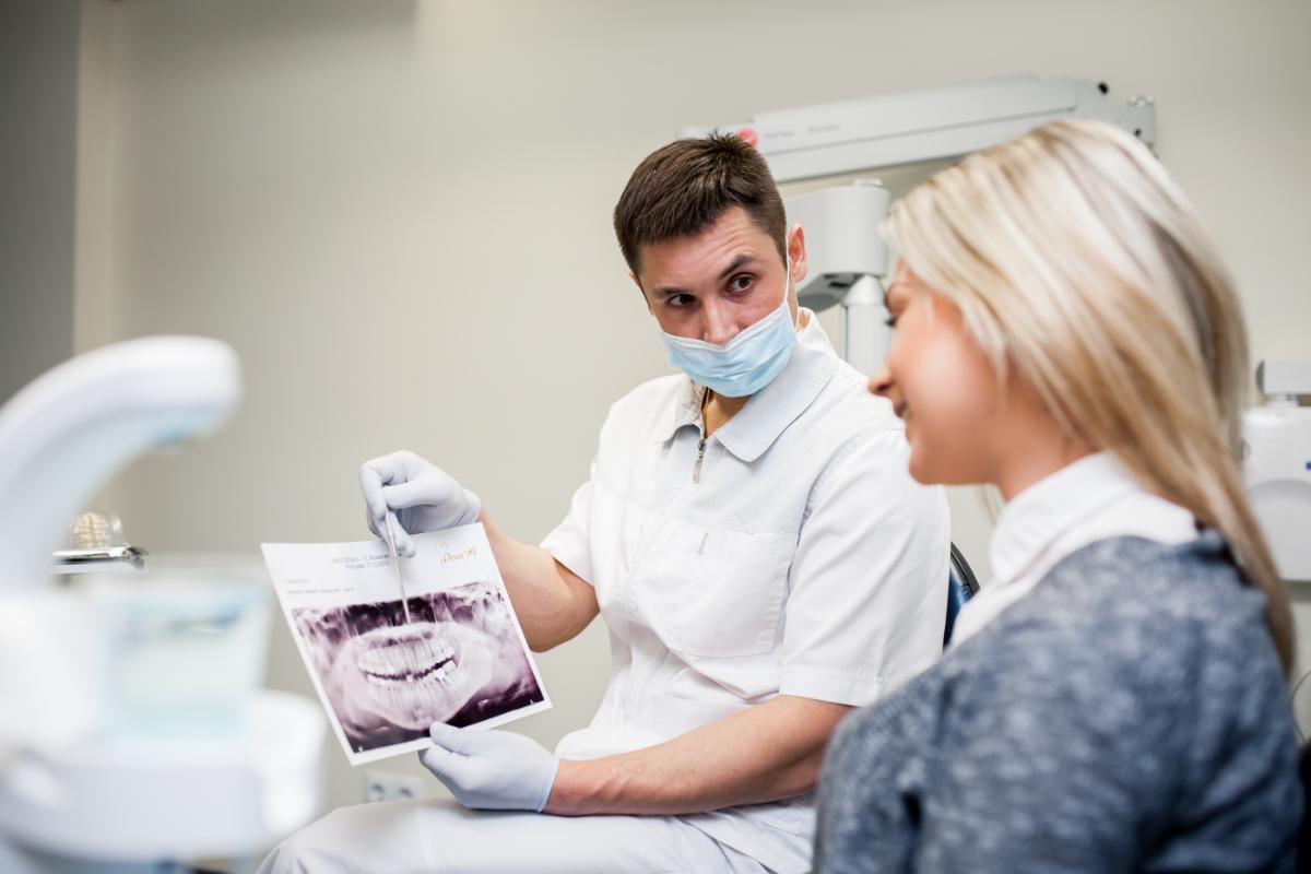 Kiedy konieczny jest przegląd stomatologiczny? Jakie sygnały powinny Cię skłonić do wizyty u dentysty?