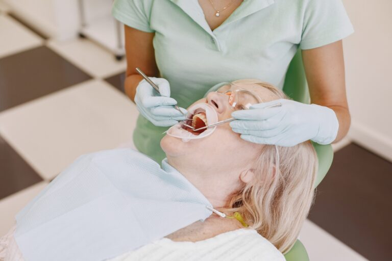 Czym jest paradontoza – objawy i leczenie zapalenia przyzębia